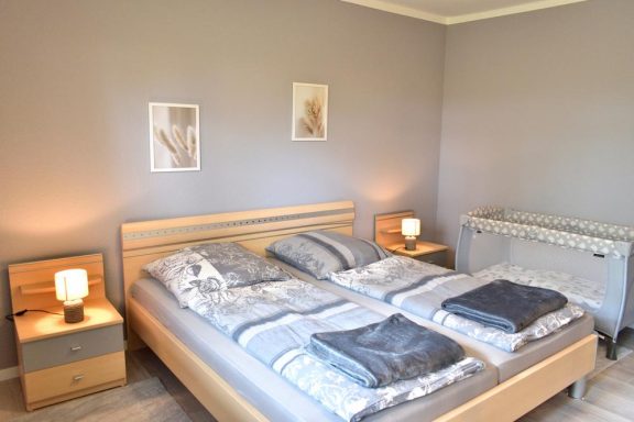 Schlafzimmer mit Babybett